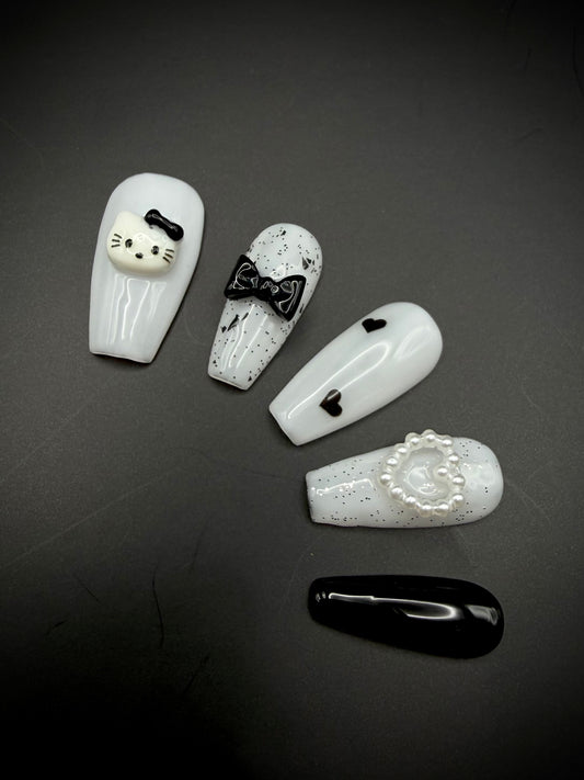 Hello Kitty Black & White