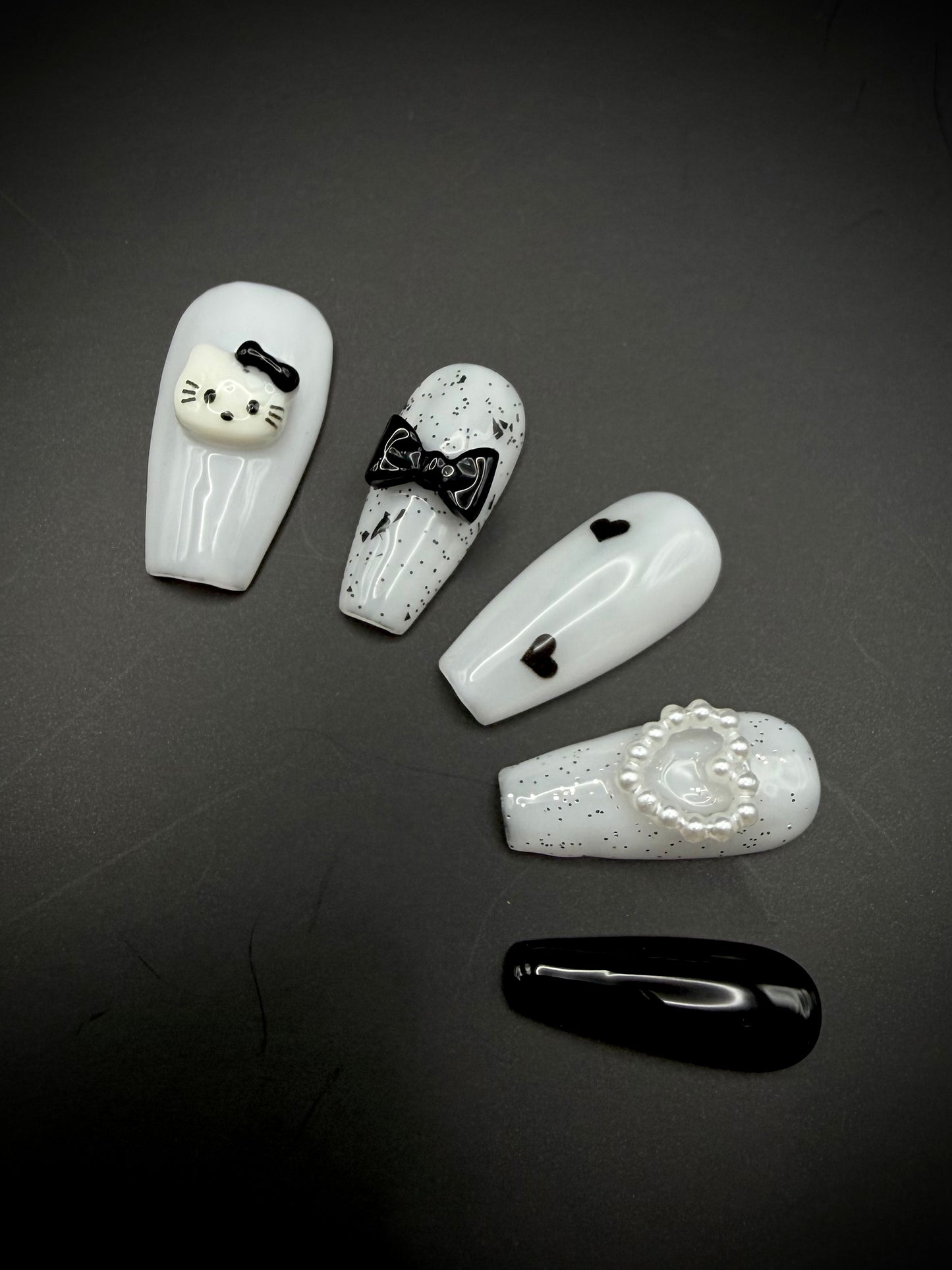 Hello Kitty Black & White